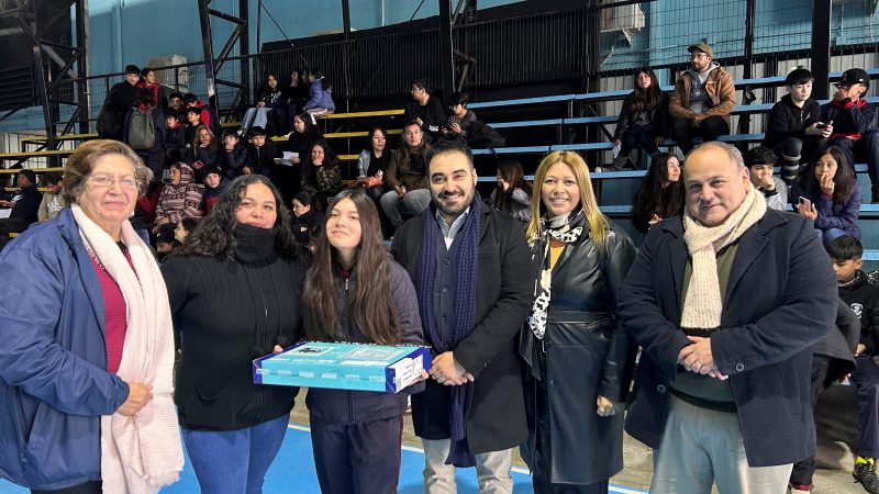 En Los Andes cerca de 500 estudiantes reciben computadores del Programa Becas TIC de Junaeb