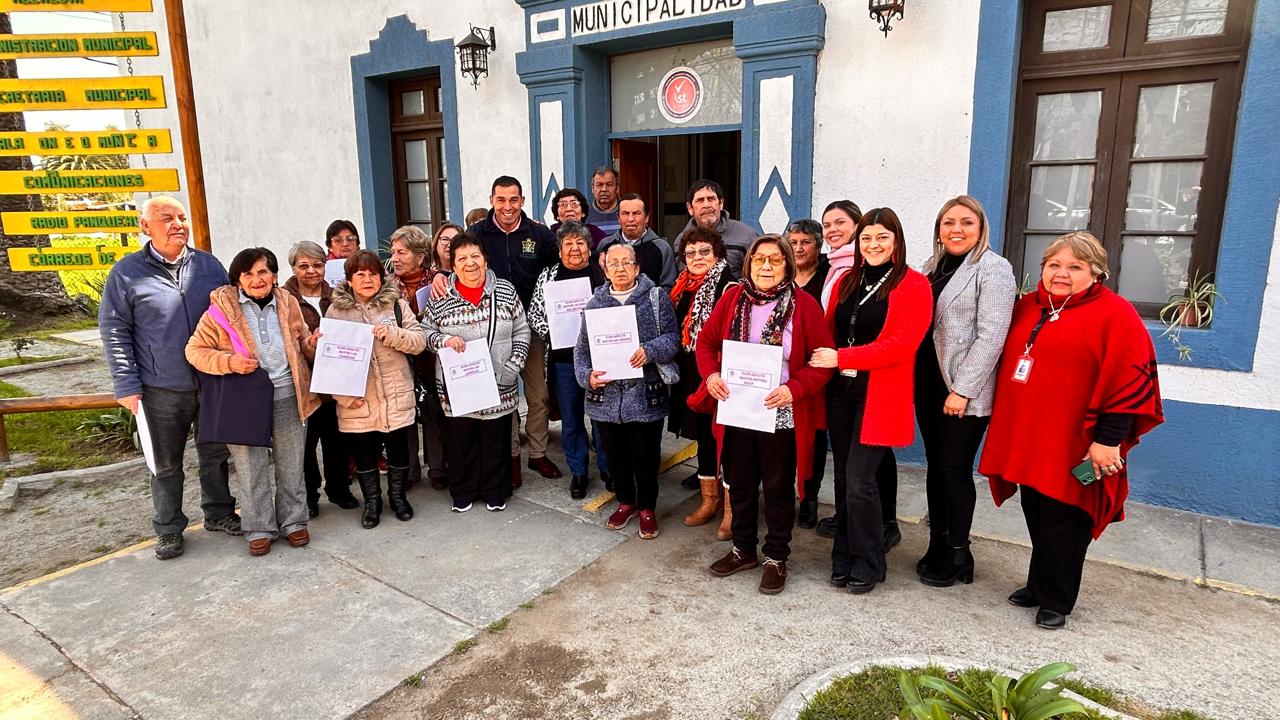 Hacen entrega de vales de gas a los adultos mayores de Panquehue 