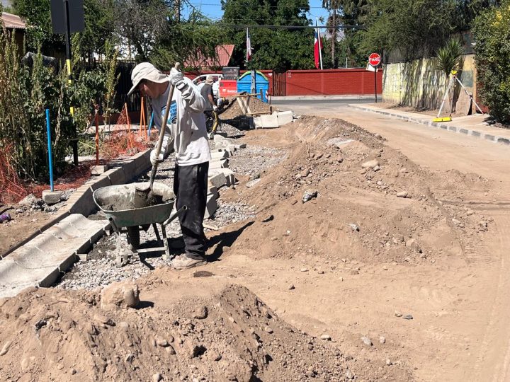 Avanzan las obras de reposición de veredas en la calle Julio Montt Salamanca, Barrio La Concepción