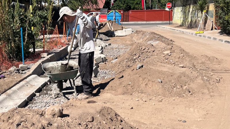 Avanzan las obras de reposición de veredas en la calle Julio Montt Salamanca, Barrio La Concepción