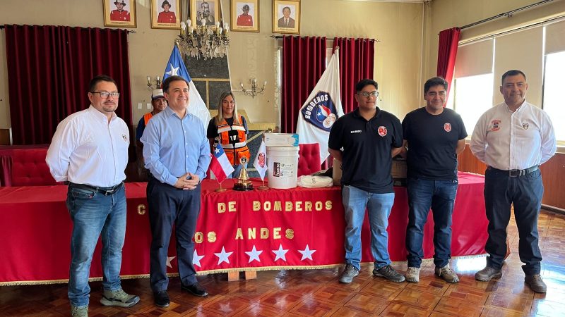 Municipalidad de Los Andes entrega innovador producto para combatir incendios y refuerza apoyo a Bomberos con insumos esenciales