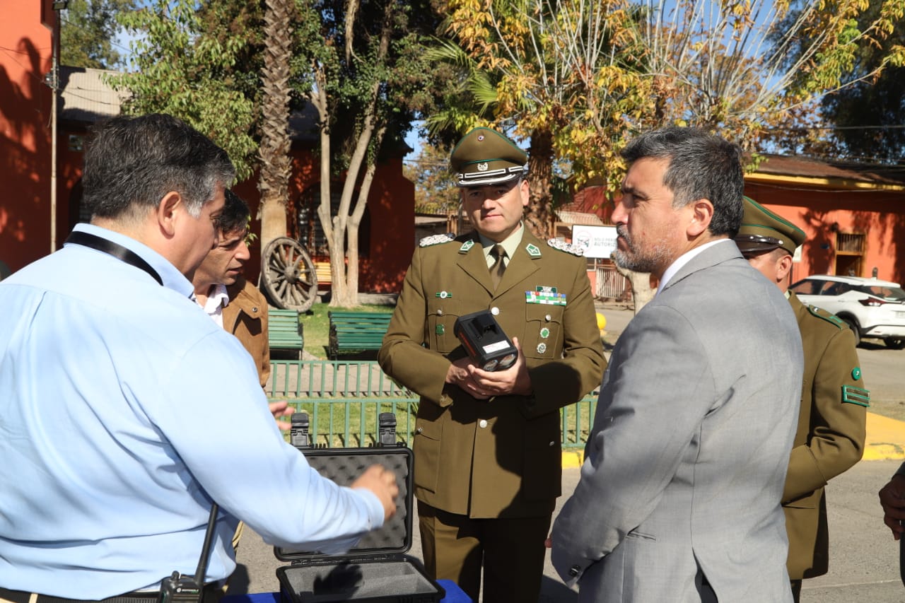 Municipio de San Esteban Refuerza la Seguridad Vial con Moderna Pistola Detectora de Velocidad Entregada a Carabineros en su Aniversario
