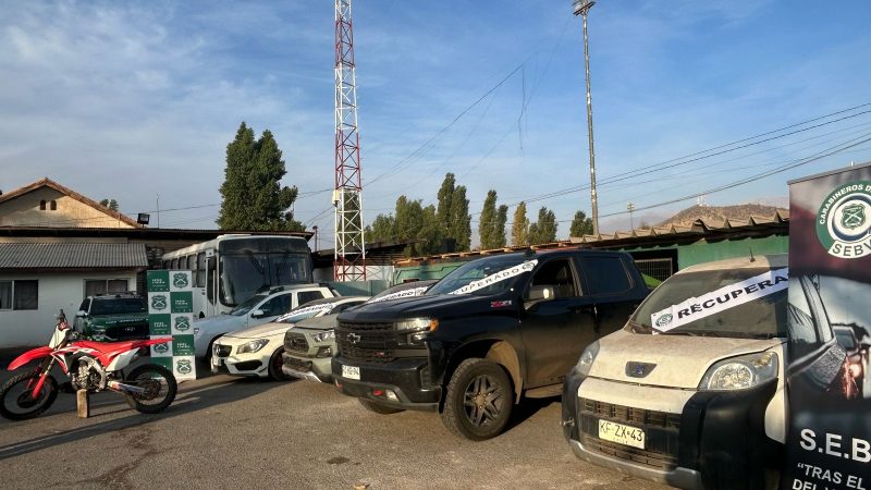 Carabineros recupera cuatro vehículos y tres motocicletas que permanecían en un taller mecánico clandestino de Calle Larga