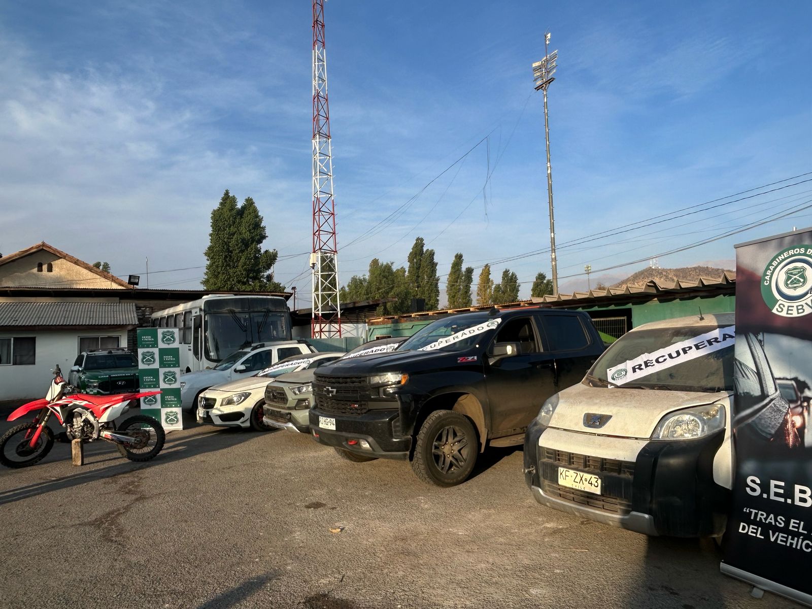 Carabineros recupera cuatro vehículos y tres motocicletas que permanecían en un taller mecánico clandestino de Calle Larga