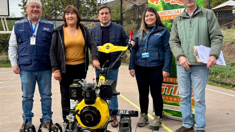 Los Andes fortalece la agricultura familiar campesina con entrega de maquinaria y capacitación a usuarios de PRODESAL