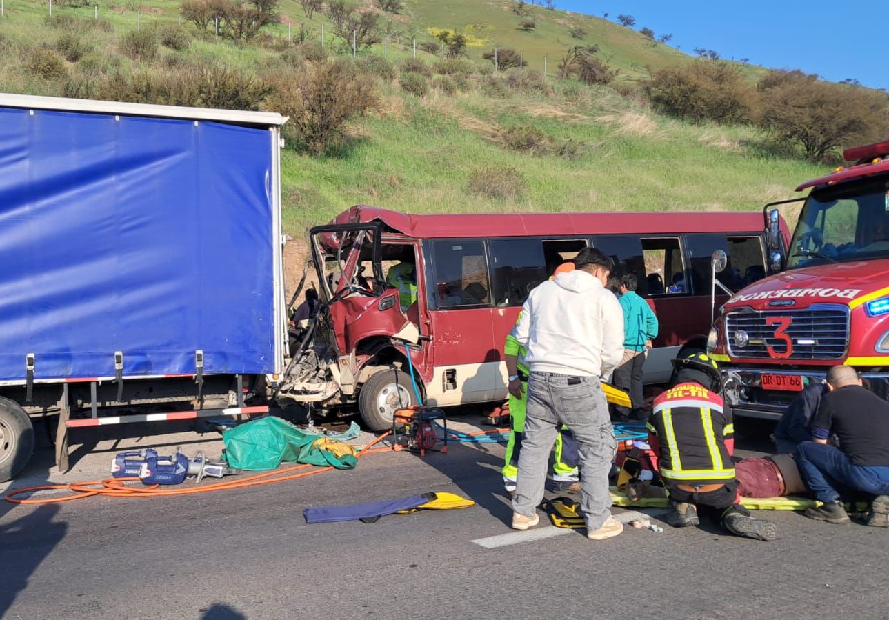 Accidente en Ruta 5 Norte deja a más de 20 personas lesionadas, en su mayoría menores de edad
