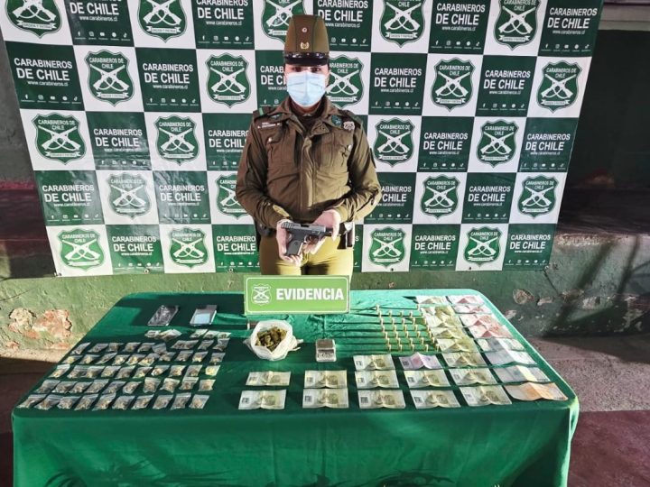 Carabineros de Los Andes recupera vehículo de alta gama robado y detiene a dos personas