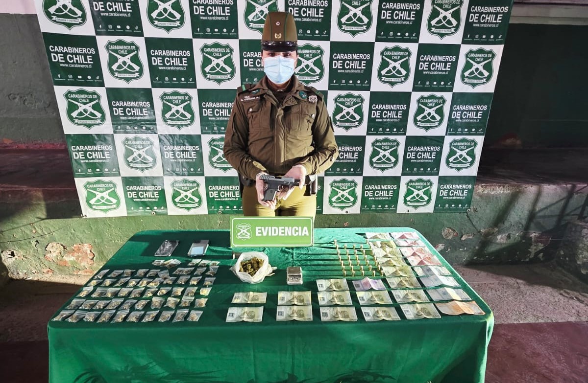 Carabineros de Los Andes recupera vehículo de alta gama robado y detiene a dos personas