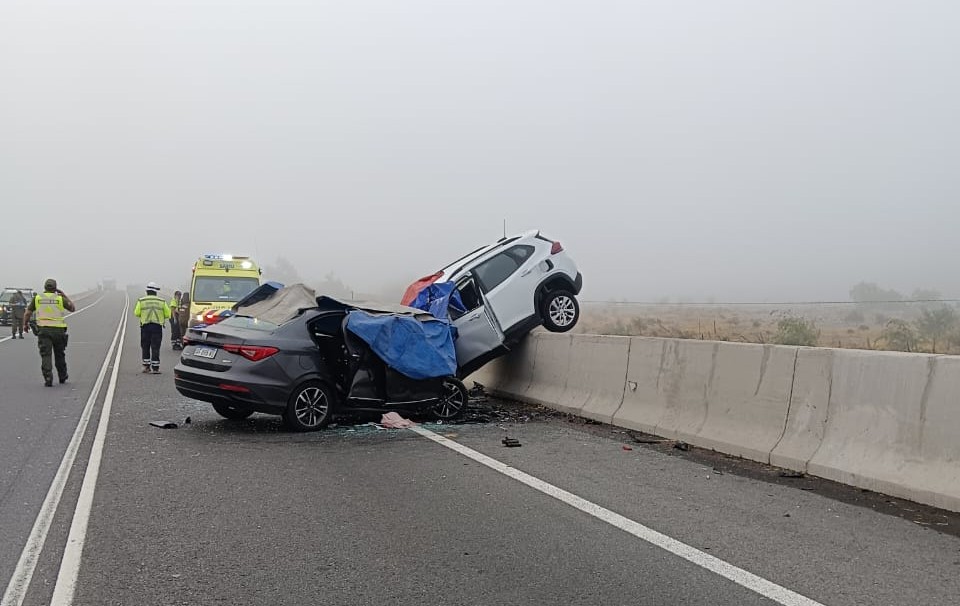 Carabineros confirma tres fallecidos y dos menores graves en choque frontal en la Autopista Los Andes