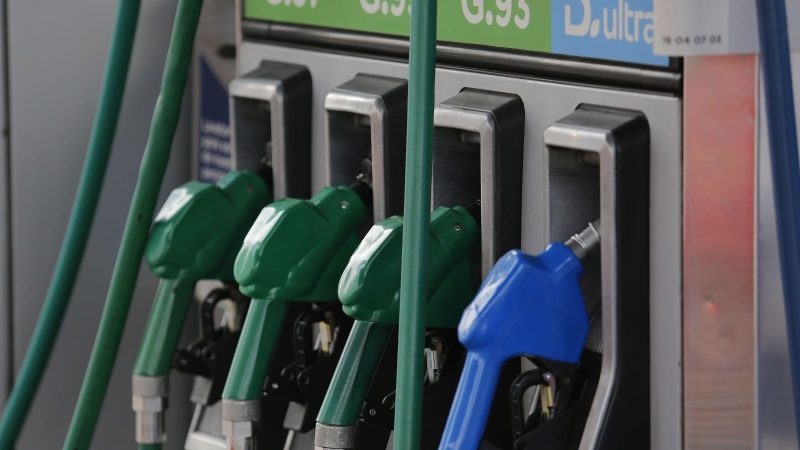 Fuerte alza en combustibles: bencinas subirían cerca de $85 por litro la próxima semana
