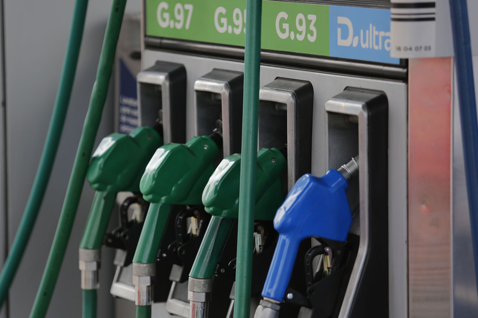 Fuerte alza en combustibles: bencinas subirían cerca de $85 por litro la próxima semana