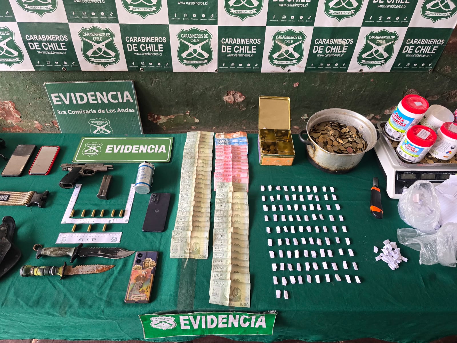 Tres detenidos y armamento de guerra incautado tras operativo de Carabineros en Los Andes