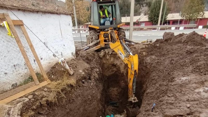 Esval trabaja en reparación de rotura de matriz de agua potable en sector nororiente de Los Andes
