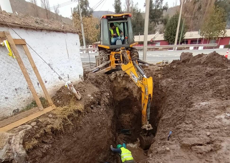 Esval trabaja en reparación de rotura de matriz de agua potable en sector nororiente de Los Andes