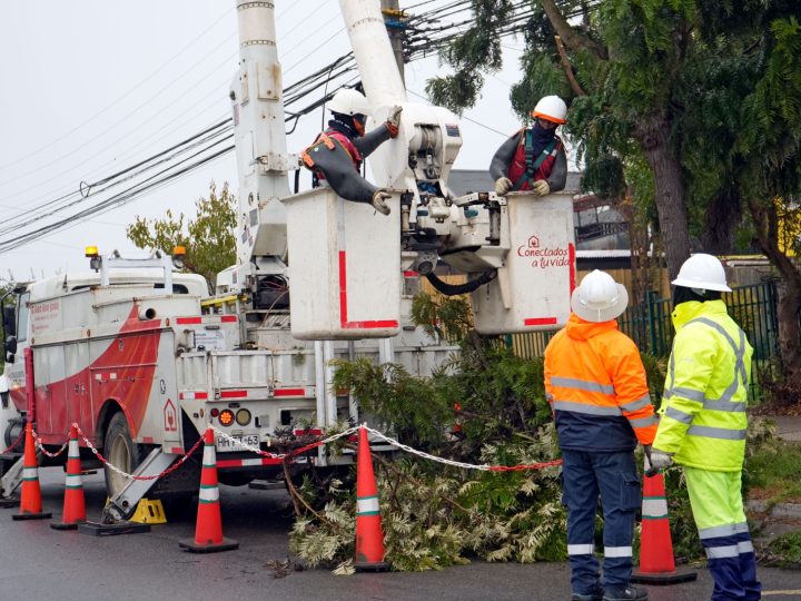 Municipio y Chilquinta conforman mesa técnica para mejorar prevención y respuesta tras prolongados cortes de suministro